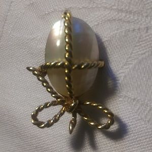 Boucher marked 9996 egg brooch/pin mother of pearl with gold tone